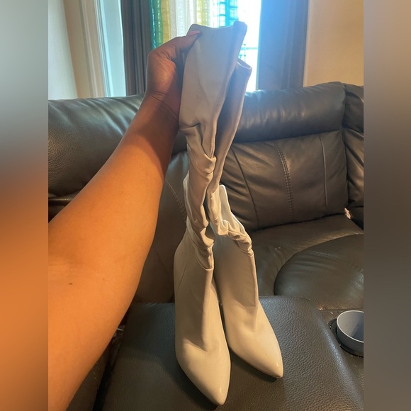 Women Steve Madden knee high white boots - Picture 2 of 5